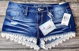 Almost Famous Jeansshorts Größe 7 Used-Look abgeschnitten Denim Häkelspitze Besatz - Bild 1 von 3