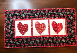 Runner da tavolo da appendere a parete cuore patchwork trapuntato a macchina fatto a mano 24,75x13,25" - Foto 1 di 8