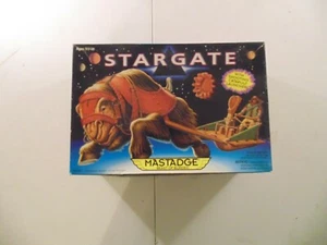 Figura de acción de la película Stargate Mastadge Beast of Burden 1994 Hasbro con catapulta nueva en caja - Imagen 1 de 2