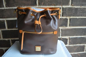 Borsa a tracolla nuova con etichette Dooney & Bourke in pelle con cordino marrone - Foto 1 di 7