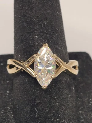 泰坦酸锶 18k 黄金银色戒指 2.25 克拉 — 第 1/2 张图片