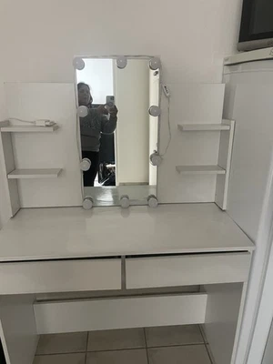 Weiß Schminktisch mit Spiegel, LED Beleuchtung, Schublade und Hocker - Bild 1 von 2