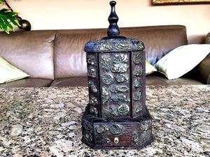 ANTIKE CHINESISCHE ODER JAPANISCHE ACHTECKIGE HOLZSCHMUCKBOX MIT 129 MESSINGKIEFERN - Bild 1 von 12