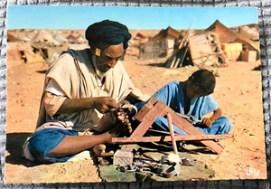 Postal continental vintage - grabador de metal vendedor ambulante en Marruecos - Imagen 1 de 2