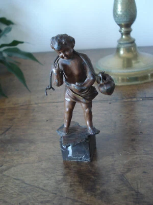 Petite figurine ancienne plomb putto chérubin angelot porteur d'eau XIXe siècle - Photo 1/4