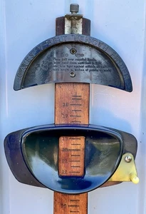 Antiguo buscador de longitud de correa de ventilador de baquelita de madera puertas de colección - Imagen 1 de 6