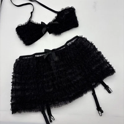 Frederick’s of Hollywood Sexy Volantes Negro Dos Piezas Sujetador y Liguero Falda Negra Foto 1 de 4