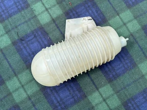 Contenedor de vacío clásico Saab 900 - Imagen 1 de 5