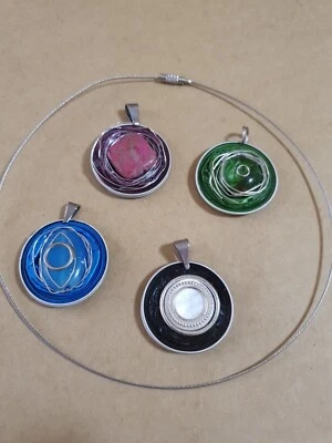  Schmuck Set 4 Nespresso Anhänger , Blau, Lila,  , Grün  , Schwarz , Halsreif  - Bild 1 von 3