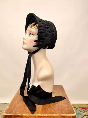Antiguo gorro de luto de seda plisado negro victoriano de la década de 1890 para usar como está Foto 1 de 4