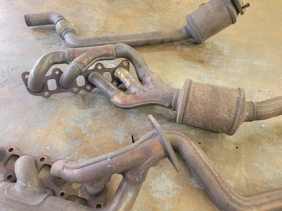 Colector de cabezal de escape con tubos y gatos pieza original para Ford Mustang Foto 1 de 3