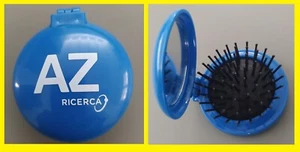 GADGET AZ RICERCA - SPAZZOLA DA BORSETTA CON SPECCHIETTO, IDEALE IN VIAGGIO. - Foto 1 di 4
