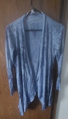 Cárdigan Xhileration Talla XXL Azul Ligero Frente Abierto Con Rosa y Diseño Foto 1 de 4