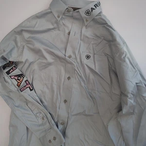 Camisa Ariat Para Hombres Pequeña Gris Logotipo del Equipo Abotonada Manga Larga Western Rodeo - Imagen 1 de 8