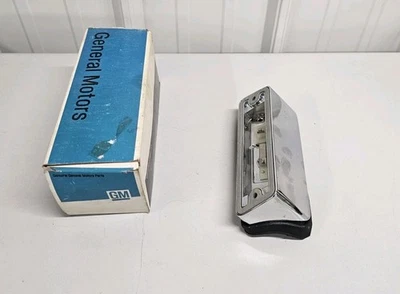 GENUINE GM NOS 1988 - 1994 GMC C/K REAR 3RD BRAKE LIGHT CAB MOUNT 16512100 - Image 1 of 4