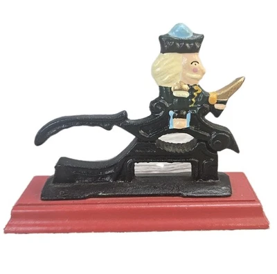 Cascanueces soldado de hierro fundido de colección montado sobre base de madera roja cascanueces Foto 1 de 4