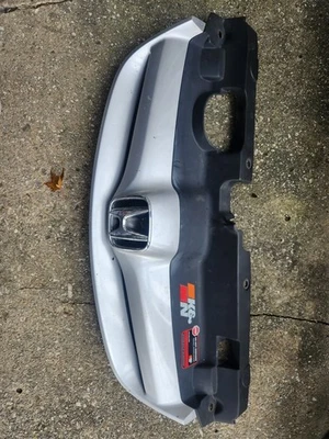 2004 2005 Honda Civic OEM Front Upper Center Grille Assembly 71122-S5A-A00  Foto 1 de 4