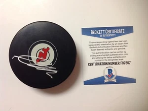 Disco de Hockey Beckett Nico Hischier Autografiado Nueva Jersey Diablos Firmado Certificado de Autenticidad c - Imagen 1 de 2