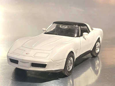 Welly 1982 Chevrolet Corvette Coupe White Pullback Function 1:43  # 49716 - Image 1 of 4
