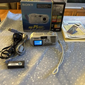 Sony Cyber-shot DSC-P5 fotocamera digitale argento funziona 8 MB memory stick senza caricatore - Foto 1 di 10