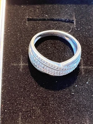 Anillo entrelazado de plata de ley 925 con pavé de diamantes de corte redondo talla 10 Foto 1 de 4