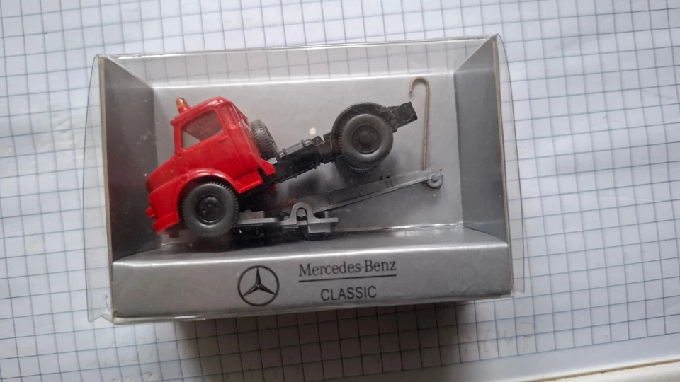 1/87 WIKING Serienmodell Mercedes-Benz LAK 711 Abschleppwagen rot/schwarz ohne O - Bild 1 von 1