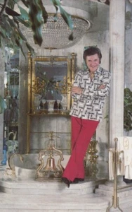 LIBERACE at HOME Photo Postcard by Annie Liebovitz 1981; Coral Lee/Personality - Picture 1 of 2