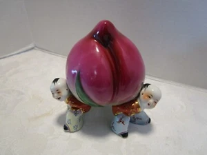 Vintage Porzellan Figur Langlebigkeit Kinder halten einen Pfirsich 5,5"T Chinesisch - Bild 1 von 11