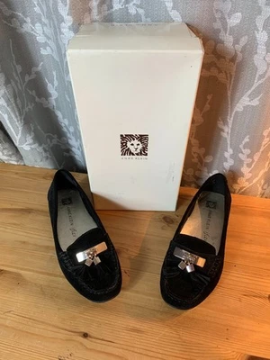 Zapatos planos Anne Klein Iflex de gamuza negra con borla de Akoates talla 6,5 M Foto 1 de 4