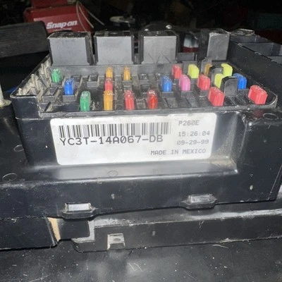 Ford F350 1999-2000 7,3 L Powerstroke caja de fusibles módulo GEM F818 14B205 GB AX07025 Foto 1 de 4