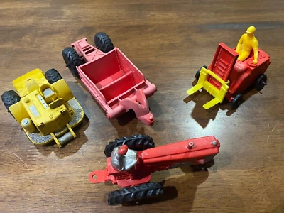 ВИНТАЖНЫЙ РЕЗИНОВЫЙ ТРАКТОР AUBURN И ИНСТРУМЕНТЫ С ВИЛОЧНЫМ ПОДЪЕМНИКОМ 4 ШТ 1950-60-е - Изображение 1 из 3