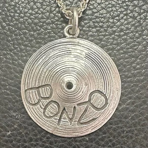 COLGANTE DE PLATILLO BONZO PLATA ESTERLINA MJG. CON CADENA. JOHN BONHAM LED ZEPPELIN - Imagen 1 de 4