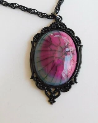 Impresionante ágata vena de dragón en rosa y azul en una montura y cadena negra. Foto 1 de 4
