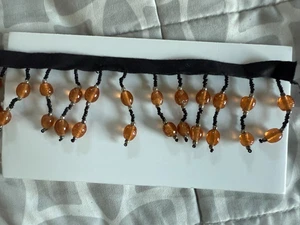 SÜDSTRANDBORTE - GROSSE BERNSTEINPERLEN MIT SCHWARZEN ROCAILLES AUF SCHWARZEM BAND - Bild 1 von 2