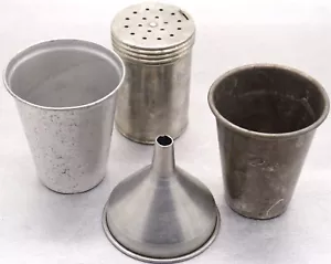 Lotto articoli da cucina vintage in alluminio 2 tazze, imbuto e agitatore marcati "garofano" 5 pezzi. - Foto 1 di 8