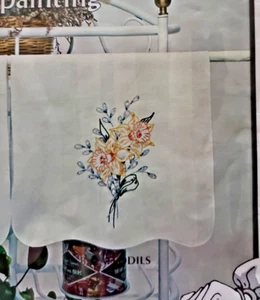 Vogart Pair of Linen Guest Towels "Daffodils" Stamped Linen Size 12" x 19" - Picture 1 of 3