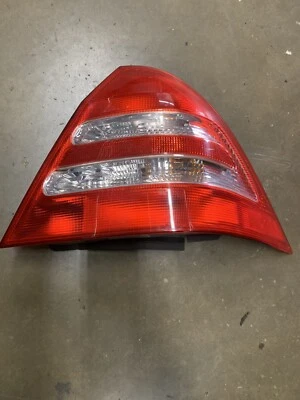 Luz trasera Mercedes Benz C240 2001-2004 sedán 203 chasis pasajero derecho Foto 1 de 4
