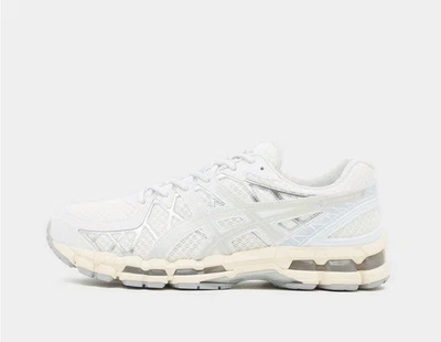 ASICS GEL-KAYANO 20 In Bianco E Argento Con Accenti Gialli UK 8 - Immagine 1 di 4