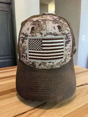 Кепка камуфляжная цифровая Ariat регулируемая с застежкой сзади коричневая с флагом США для взрослых - Изображение 1 из 4