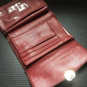 Vintage weinrote Damen-Geldbörse aus echtem Leder mit Dreifachfaltung und Druckknopfverschluss - Bild 1 von 7