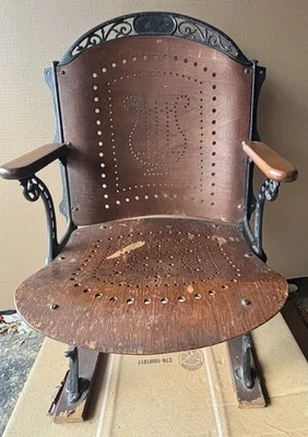 Silla de teatro de hierro fundido antigua Racine School Furniture Co. años 1800 lira Foto 1 de 4