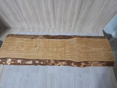 Hermosa losa de borde vivo de arce duro rizado Foto 1 de 4