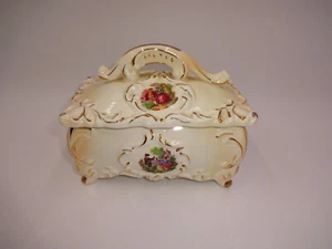 Vintage Royal Sealy Trinket Box Victorian Couple Man Woman Cream Gold Tone Trim - Afbeelding 1 van 8