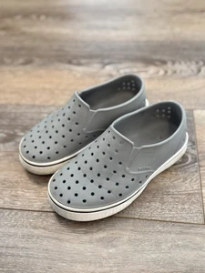 Zapatos sin cordones grises para niños pequeños talla C 13 - Imagen 1 de 4