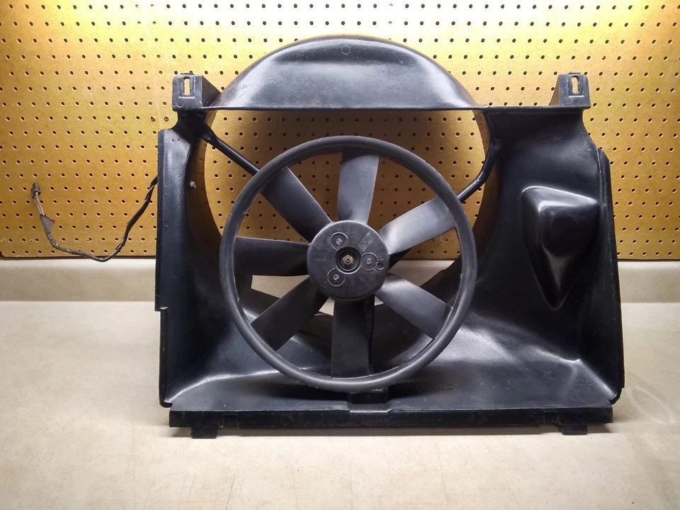 Cubierta de ventilador y ventilador auxiliar GM usados de colección, Corvette C3 1979-82, # 14028585, fecha 1980 Foto 1 de 4