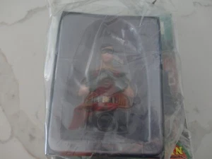 Robin DC Batman Universe Collector's Busts Eaglemoss #26 With Magazine - Picture 1 of 4