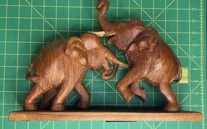 Vintage Duell Elefanten Figur geschnitzt Teakholz. 12 Zoll lang 10 Zoll hoch. Sehr schön - Bild 1 von 22