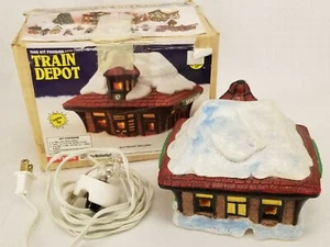 Vintage Wee Crafts Weihnachtsdorf Zug Depot beleuchtet bemalt Dekoration - Bild 1 von 8