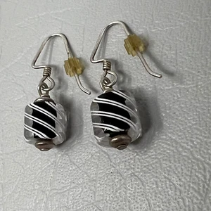 Vintage Pierced Earrings Black White Striped Glass Beaded Dangle Drop - Imagen 1 de 9