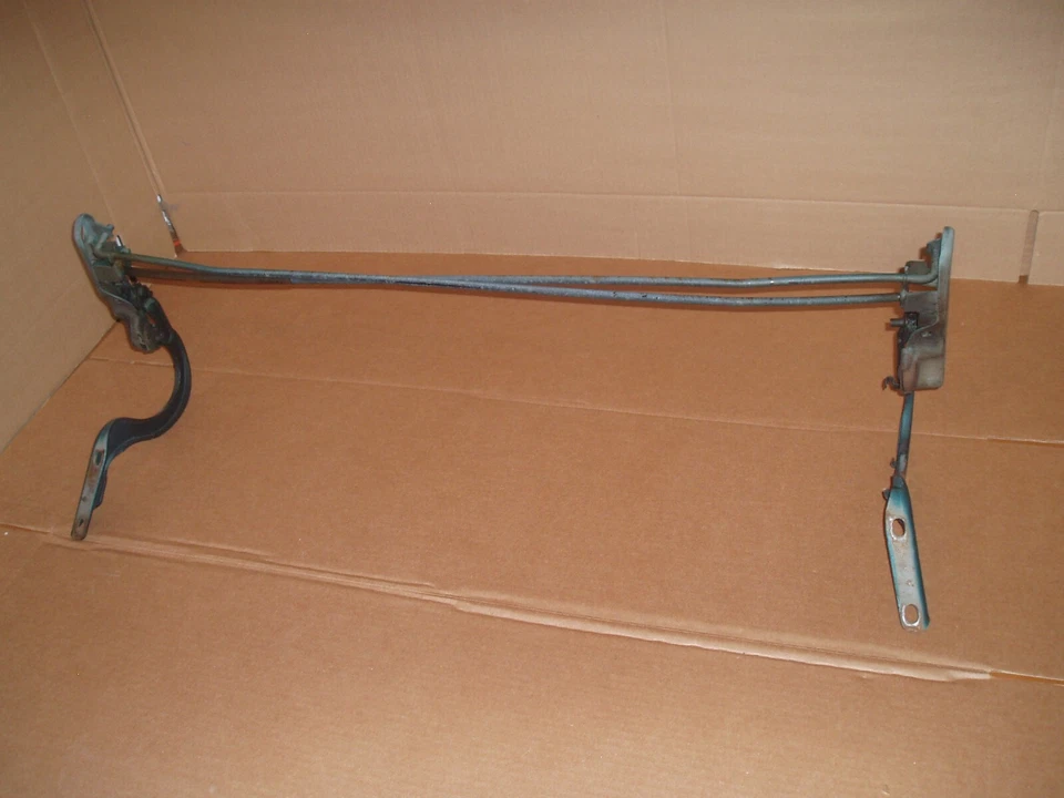 Mazda rx3-Wagon *Unidad de resorte de puerta trasera de fábrica* con pernos de fábrica **HTF**1973 Foto 1 de 4